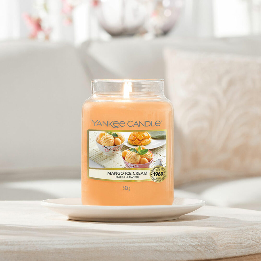 yankee-candle-1632336e-mango-ice-cream-large-jar-candle-lifestyle Yankee Candle - Mango Icecream - immagine 1