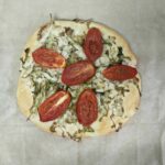 Focaccia con scarola e pomodori